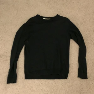 Stickad tröja - En stickad tröja från hm ricktigt snygg skick 8/10 skriv till mig om du har några frågor🤗