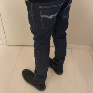 Ett par ruskigt feta Nudie jeans i 9,5/10 skick🤩Fraktas via instabox eller PostNord inom 48 timmar 📦Hör gärna av er vid minsta fundering eller fråga 💬