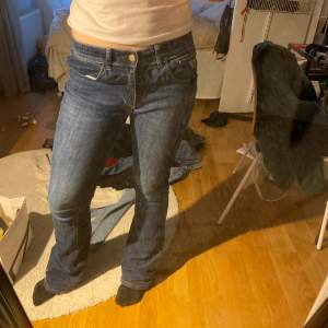 Så fina lois jeans. Skärpögglan lossnat på ena sidan (tredje bilden) men går lätt att sy två stygn om man vill. Köpta för 1800.