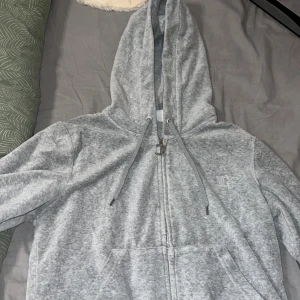 Juicy couture kofta  - Säljer min jätte fina juicy kofta i storlek S har byxorna till k storlek xs kan säja hela settet för ett bra pris om du vill köpa koftan då blir det billligare o snabbaffär!❣️