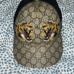 Gucci  - Säljer gucci keps äkta deklart det är inte min klädstil inte min grej bak sida av kepsen är lite sliten men det går att fixa 