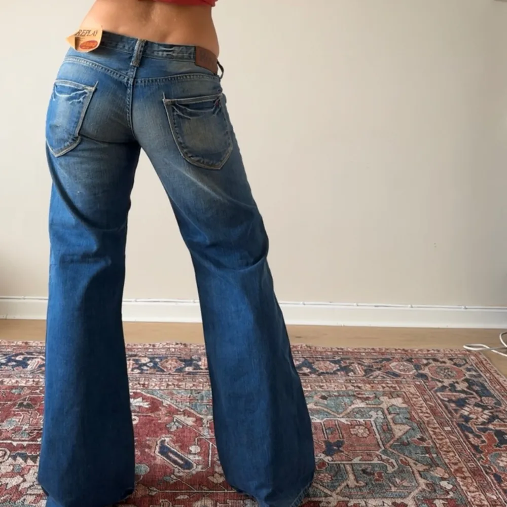 Så coola lågmidjade vintage replay jeans. Helt nya med prislapparna kvar. Midjemåttet är ca 80cm och innerbenslängden är ca 84cm. . Jeans & Byxor.