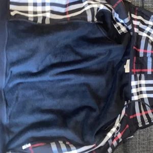 Svart burberry hoodie zip hoodie. - Har använt bara några gånger.