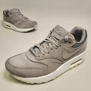 Nike Air Max 1 Premium Storlek 38 Sneakers Träningsskor Grå - 14 dagars ångerrätt! Fri retur om de inte passar! De har lite slitage längs fram (bild 2) men annars är skorna i bra skick. Inga hål på utsidan eller insidan. Ingen dålig lukt. Hör av dig om du har några frågor! Tack för att du tittade!