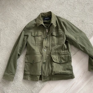 Matinique - Svin fet Matinique safarijacka- storlek:M- väldigt bra skick - pris 440 sek- nypris 2199 sek.