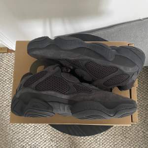 STEAL - Gör ett klipp under retail på ett par Yeezy 500 ”Utility black” Helt nya från adidas, endast testade. Storlek - 44 2/3 Köpare står för frakt annars meet up Ggb eller Jönköping.  