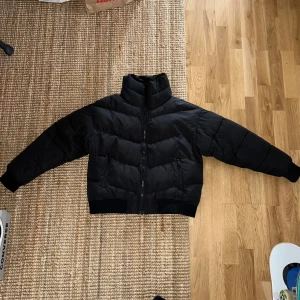 Svart pufferjacket från monki - Söt å skön pufferjacket från monki, inte använd på 4 år så därför säljer jag den! Inga tydliga defekter!🌟