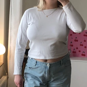 Vit tröja  - Basic vit långärmad tröja som är lite tjockare. Storlek large, men lite liten i storleken 💓
