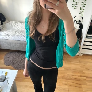 Gröns kofta - Superskön trekvartsärmad grön kofta!!💗💗✨