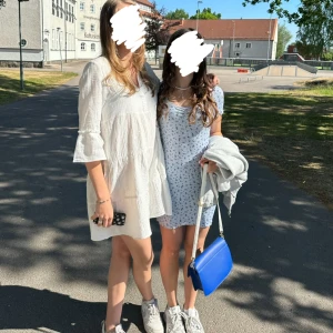 Sommarklänning - Jättefin vit sommarklänning från only, som endast är använd på skolavslutning och midsommar, därav som ny! Köpt för 479kr på Nelly, skriv för mer info💗