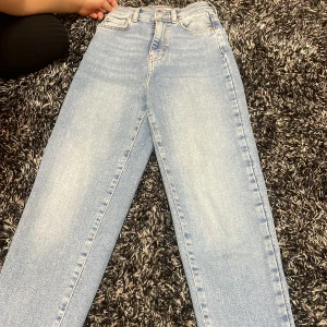 Högmidjade raka byxor  - Från Gina 