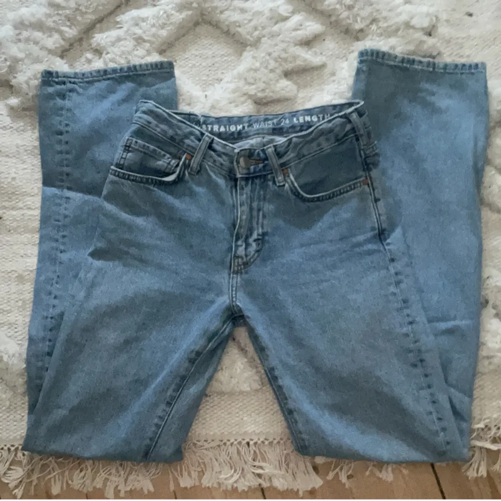 Blåa lågmidjade jeans från BikBok, säljer då de inte kommer till användning 💕. Jeans & Byxor.