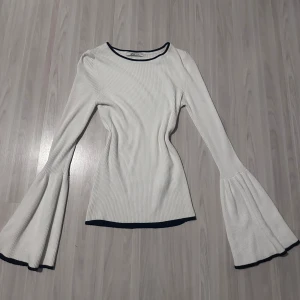 Tröja - Tröja från ginatricot som knappt är använd, jättefin till vardags eller fest.💓