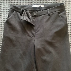 Kostymbyxor  - Säljer dessa kostymbyxor för att de ej kommer till användning☺️ Storlek S och är lite för långa på mig som är 160cm, använts sparsamt så de är i mycket fint skick💕 100kr + frakt