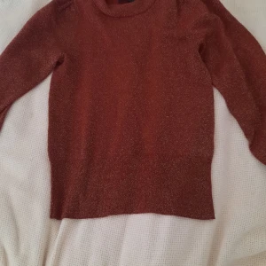 Röd, glittrig tröja från MQ market - Jättefint skick från MQ Stockh lm märke, står storlek XS men är XXS då den råkade bli lite mindre i tvätten;) Orginalpris är 699kr men köptes på rea för 349. 