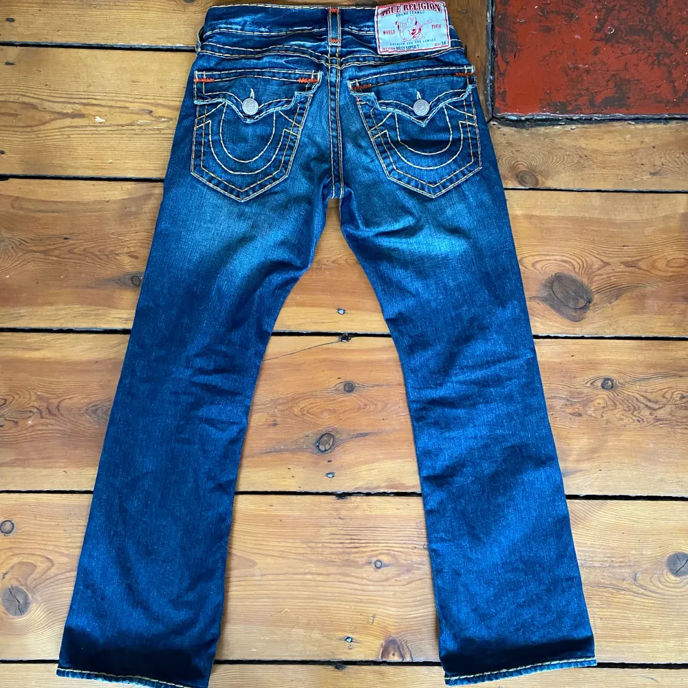 True religion jeans som är svåra att få tag i, i väldigt bra skick. Storlek 29/30 i midjan och längden är 108cm.. Jeans & Byxor.