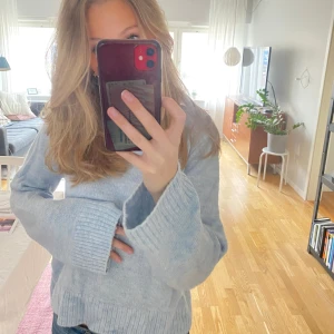 Ljusblå stickad tröja  - Jättehärlig ljusblå stickad tröja som tyvärr inte kommer till användning längre. Precis som ny och perfekt till sommaren