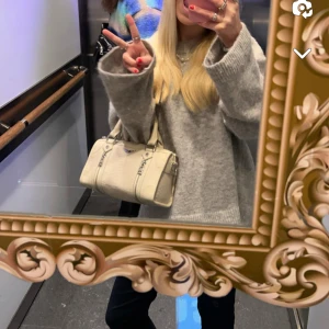 Stickad tröja - Stickad tröja från Gina. Super bra skick och kanppt använd🥰🥰 storlek xs men den passar s/m också❤️❤️