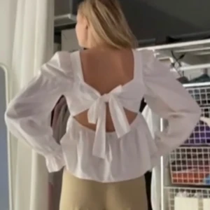 Vit blus med rosett - Vit supergullig blus från H&M. Stl M men skulle säga mer som en XS/S! Bra skick!!