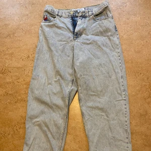Polar big boy jeans, ljusblå - Polar big boy jeans, baggy jeans i storlek M. Bra skick, inte ofta använda. Ljusblå.