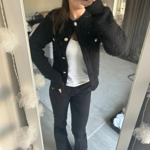 Kofta med silver detaljer - Säljer den här koftan med silverdetaljer från hm som är nästan helt oanvänd. 