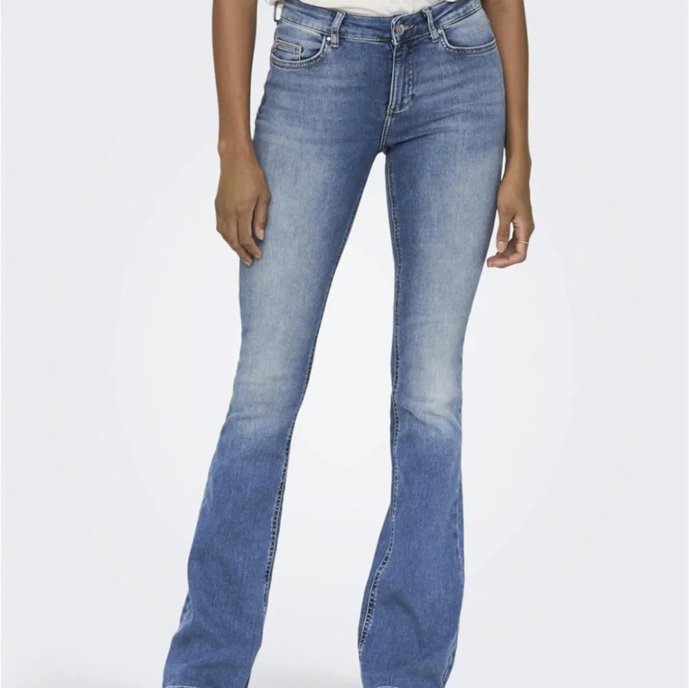 Intresse koll på dessa så snygga only jeans, säljer bara vid ett bra pris!🩷 De är i storlek xs med längden 30, och är lite långa på mig som är ca 157. Jeans & Byxor.