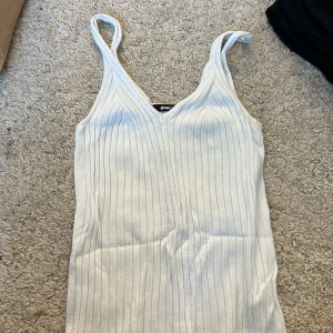 Vitt ribbstickat linne - Jätte fint och somrigt ribbstickat linne. Använd fåtal gånger o har inga skador. Från Gina Tricot