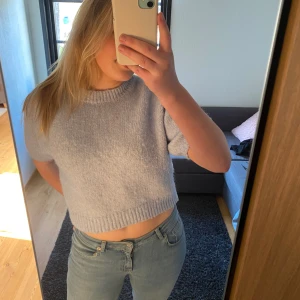 Stickad tröja  - Fin blå stickad t-shirt från Zara!🥰