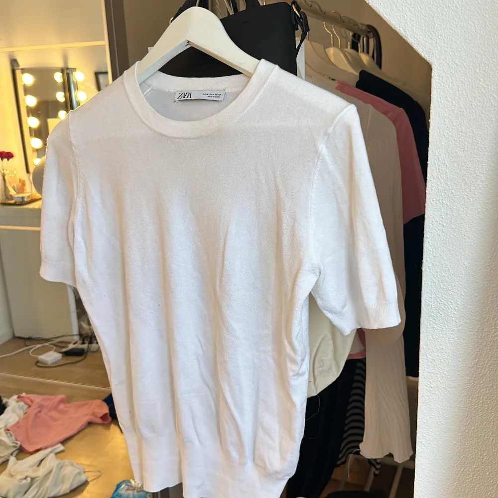 Trendig vit stickad t-shirt ifrån zara som är slutsåld. Har inga skador eller liknande och använd fåtal gånger❤️❤️. Toppar.