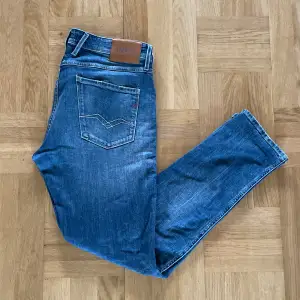 Säljer nu ett par Replay Jeans i marinblått. Sitter väldigt likt Nudie Jeans ”Grim Tim”. Använda men inga defekter. Tveka inte att kontakta vid frågor!