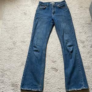 Fina low waist bootcut jeans från Gina Tricot i mycket bra skick, knappt använda och endast lite smutsiga vid slutet av benen som troligtvis går bort i tvätten🌸