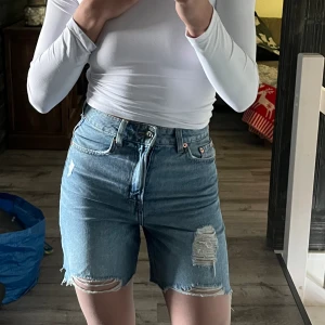Jeans shorts - Jeansshorts från HM, storlek 34! Sitter jättebra & sjuk snygg passform! Köpta förra sommaren & knappt använda
