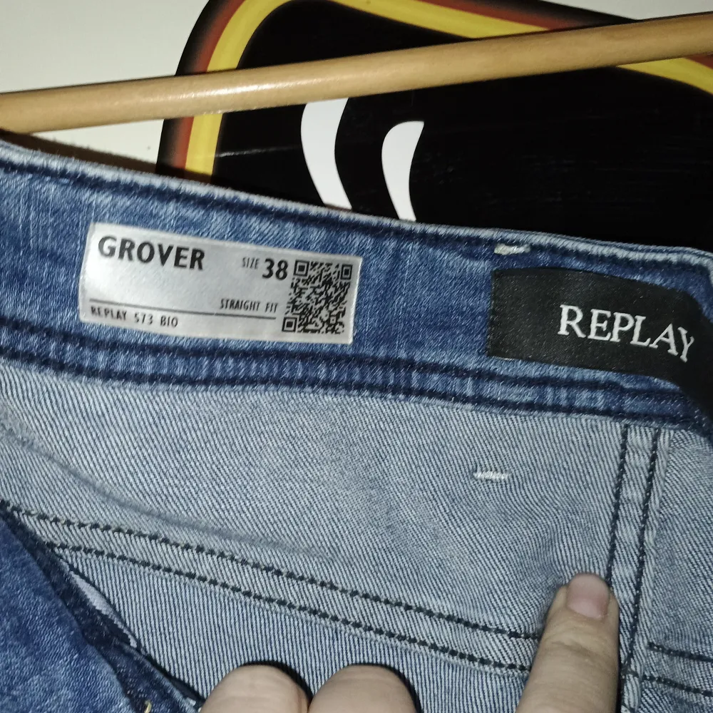 Lite använda men i mycket bra skick. Slitningarna på jeansen är original . Jeans & Byxor.