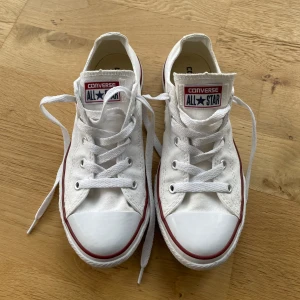 Converse - Vita converse köpta i Newyork. Knappt använda. Storlek 34 men har passat mig som har 35. Köparen står för frakten.