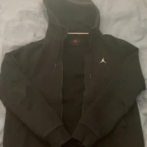 Säljer en Jordan ziphoodie med luva som ! - Säljer en Jordan ziphoodie med luva som inte kommer till användning längre, den har lite katthår på sig och nån liten fläck men har tänkt att tvätta den innan köp!