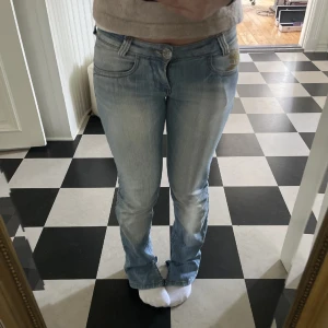 Supersnygga vintage jeans! - Jag säljer mina vintage jeans från killah! köpta för 900kr! Jag säljer dem pga att de är lite för små runt midjan på mig annars sitter de perfekt! Använda en gång och inget tecken på slitage, skriv till mig för mått. Priset är satt!