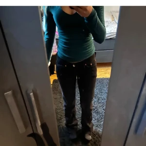 Levi’s low waist jeans svarta - Superfina Levi’s jeans som är köpta här på Plick väldigt nyss, säljer dessa då de var för små för mig och därför är det lånade bilder. PRIS KAN DISKUTERAS 