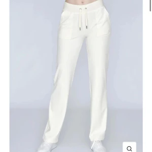 Juicy couture byxor - Säljer mina vita juicy couture byxor i storlek S! Säljer då de ej kommer till användning längre 💕