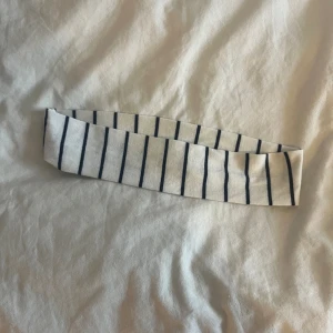 Hårband - Supergullig, stretchigt, egensytt hårband i vitt och marinblått/svart. 🖤 Bredd cirka: 5,5cm Omkrets cirka: 55cm