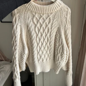 Stickad tröja - Stickad tröja använt fåtal gånger. Kliar inte alls. Skriv för fler bilder. Den är typ krämfärgad. Skulle säga att den passar från S-L