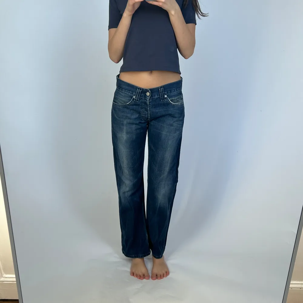 Supersnygga levis jeans, super bra skick. 40 cm midja tvärs över, 78 cm innerbenslängd.. Jeans & Byxor.
