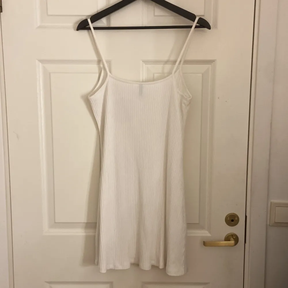 En kort vit klänning från H&M i storlek M i nyskick. Passar även på S och L och nypris 200kr. Jättefin men har inte plats i garderoben :(. Klänningar.