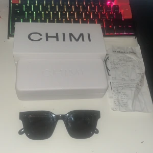 Chimi 04 - Säljer nu mina Chimi 04  i mycket bra skick. Allt of kommer med förutom lilla påsen. Kvitto från NK Stockholm finns. Vid fler frågor eller funderingar skriv PM✌️