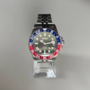 Seiko Mod klocka - Riktigt fin Seiko Mod klocka. Helt ny, -Automatisk, -40mm, 13,5mm, Seiko NH34 automatiskt urverk, 24 juveler, 41h gångreserv, 20ATM vattentäthet, Gmt funktion, fyra visare. Storleken på armbandet justeras enkelt. Bara att höra av sig vid frågor/ Carl