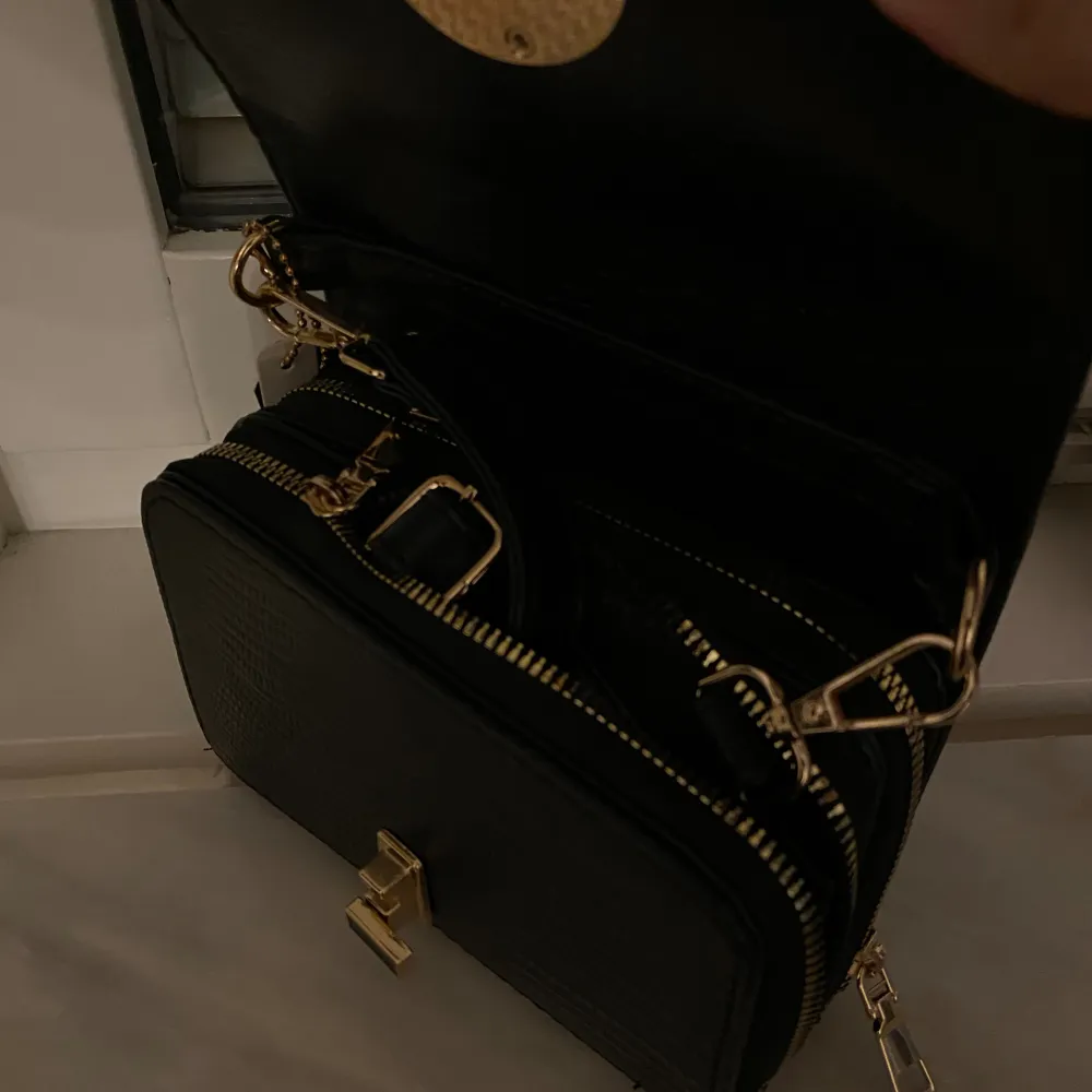 En fin svart väska.💕Fick den som present, den är oanvänt.. Väskor.