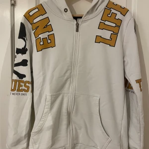 Plus eighteen hoodie  - Rkt cool vit hoodie med svarta dödskallar och gul text 