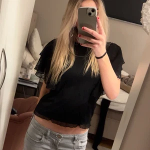 Svart topp - Säljer denna helt nya toppen från reserved. Aldrig använd och lappen kvar! Strl M men passar mig som vanligtvis har S, alltså liten i strl.  Skriv för fler bilder 💕