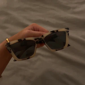 solglasögon  - As coola solglasögon från & other stories, aldrig använda. Nypris 399💕