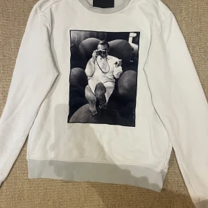 Limitato sweatshirt - Säljer en riktigt fet limitato sweatshirt. Den är i mycket bra skick och är i storlek M. Box finns inte kvar. Hör av er vid frågor eller funderingar.