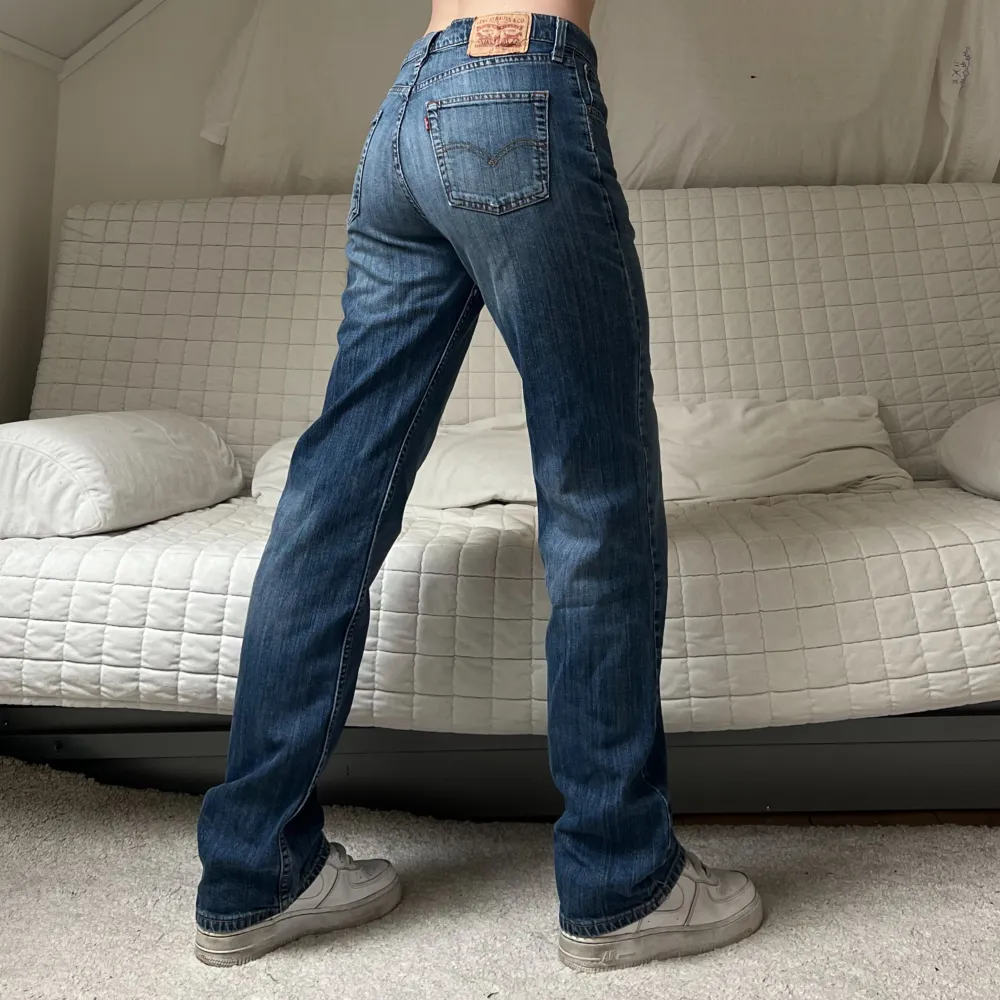 Midja: 84cm✨Innerben: 81cm✨Storlek: W32L34 (passar ungefär M)💁‍♀️Jag på bilderna är 172cm lång och brukar ha storlek 38❤️. Jeans & Byxor.